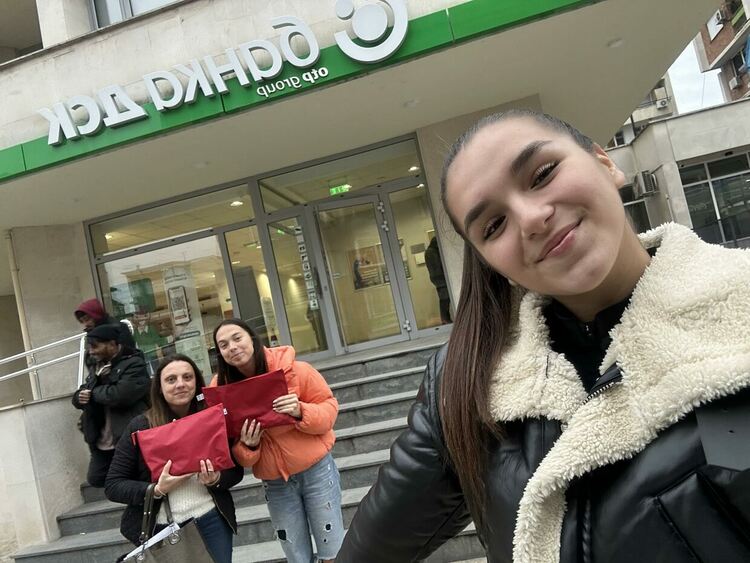 Славейковци в помощ на Таня и Рени