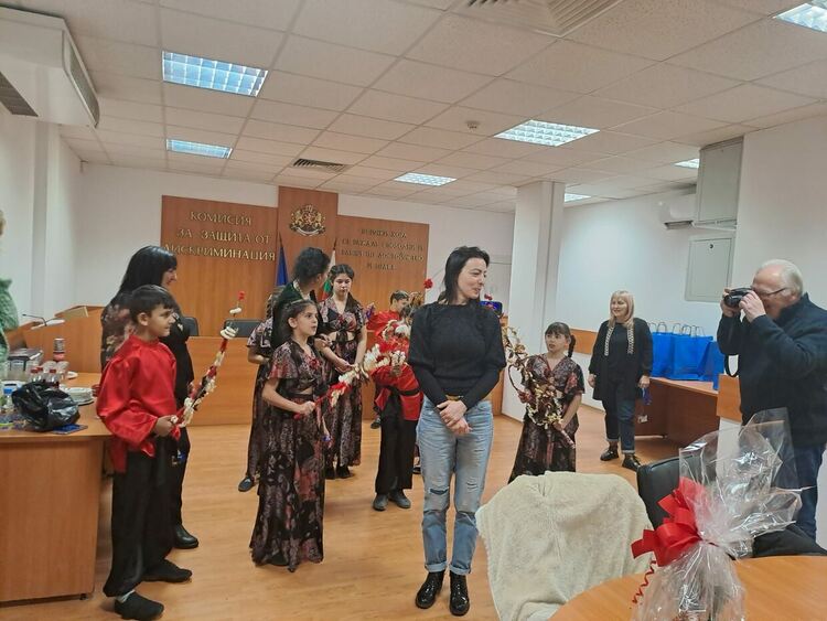 Ученици от Градина сурвакаха служители в държавни институции