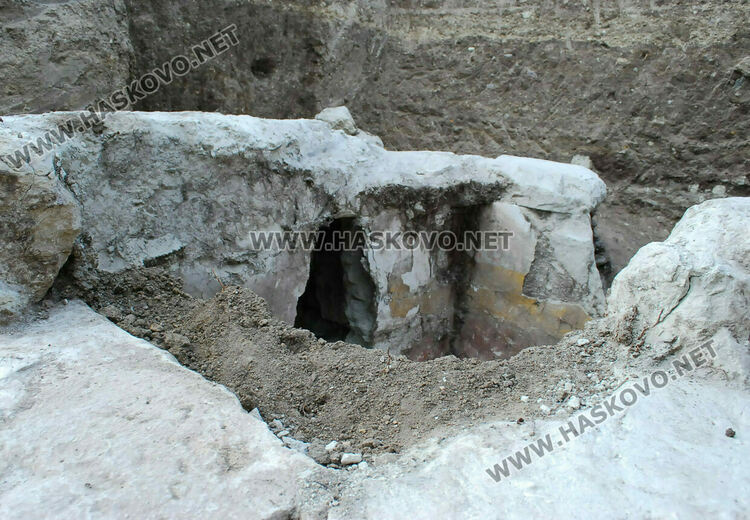 Лаборатория в Германия ще изследва проби от гробницата край хасковското село Текето 