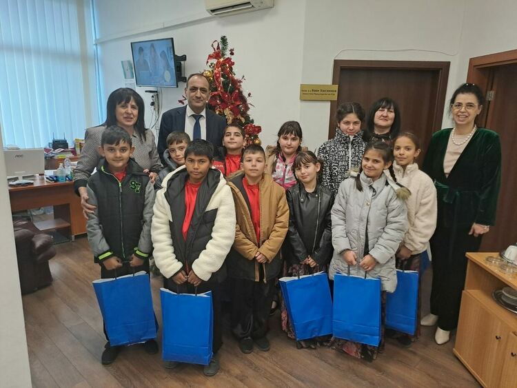 Ученици от Градина сурвакаха служители в държавни институции