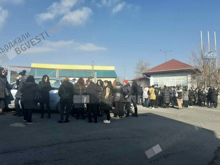 Бивши служители на шивашка фирма в Кърджали излязоха да протестират с искане да им бъдат изплатени дължими заплати