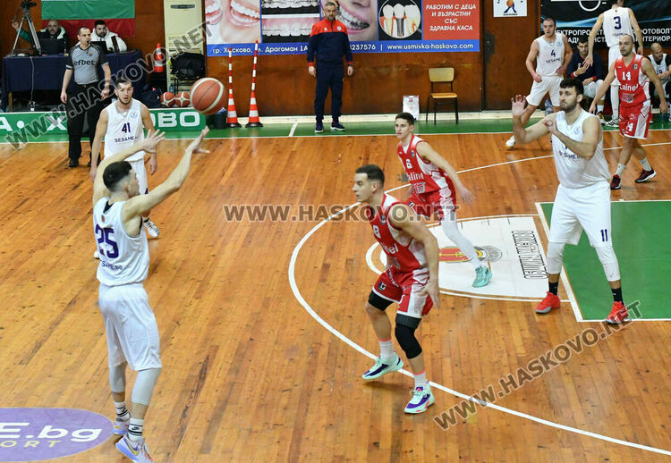 Баскетболистите на „Хасково“ се върнаха към победите след успех над „Чавдар“