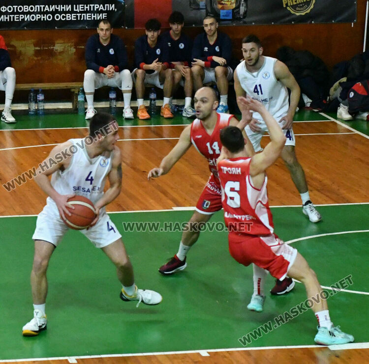 Баскетболистите на „Хасково“ се върнаха към победите след успех над „Чавдар“