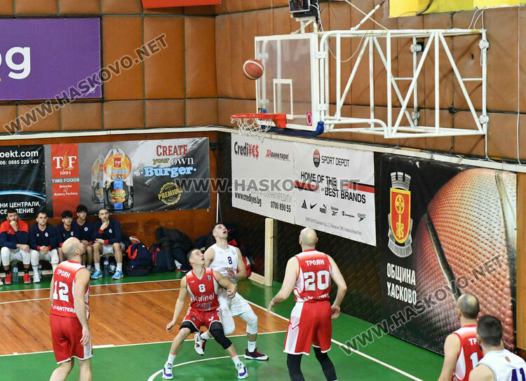 Баскетболистите на „Хасково“ се върнаха към победите след успех над „Чавдар“