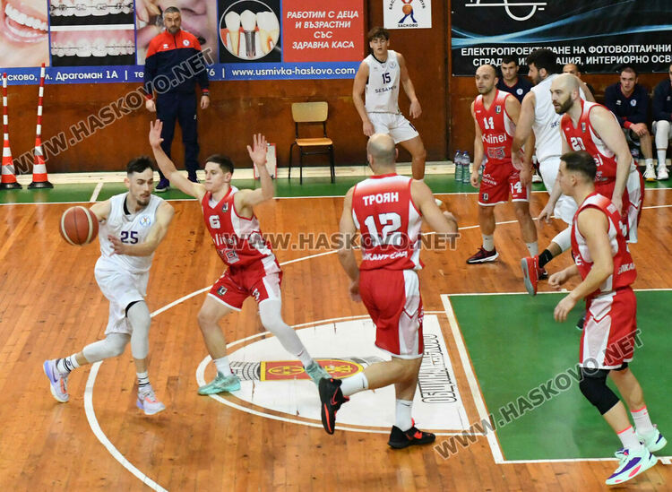 Баскетболистите на „Хасково“ се върнаха към победите след успех над „Чавдар“