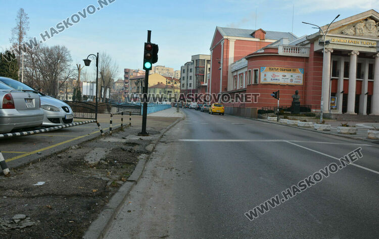 Поредна катастрофа до светофара край театъра в Хасково
