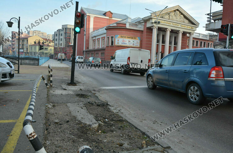 Поредна катастрофа до светофара край театъра в Хасково