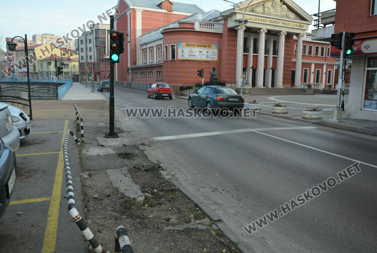 Поредна катастрофа до светофара край театъра в Хасково
