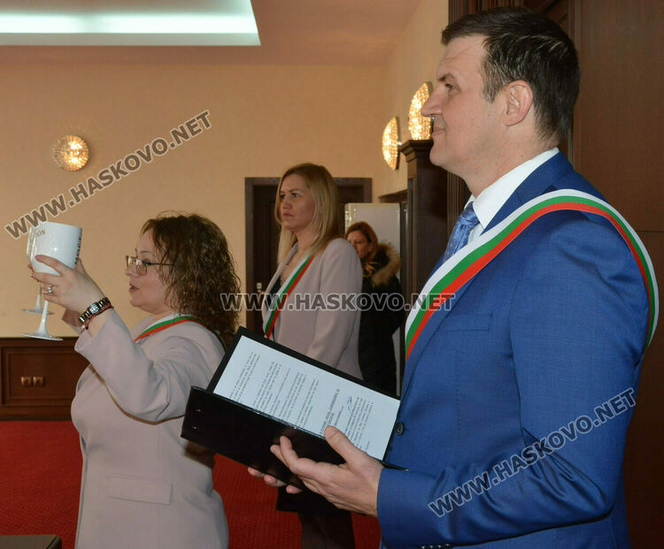 Менделсон: Без такса за заветното "да" в Деня на влюбените