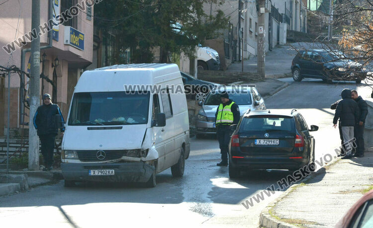 Водач на бус не успя да спре и се заби челно в кола