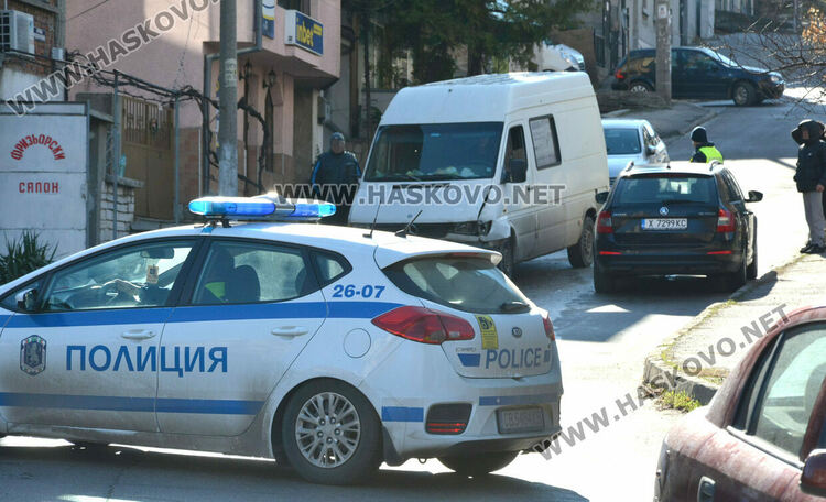 Водач на бус не успя да спре и се заби челно в кола