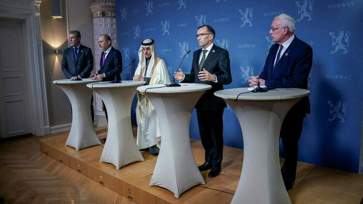 Външният министър на Норвегия (вторият отдясно) със свои колеги от Исландия, Йордания, Саудитска Арабия и Палестинската автономия на среща, посветена на Газа, в Осло на 15 декември 2023 г.