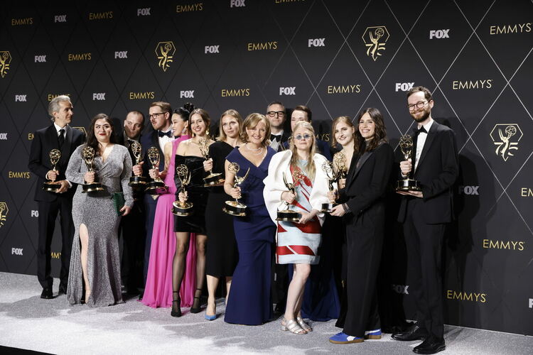 Море от черно заля сребристия килим на наградите "Еми"