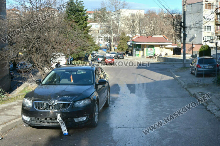 Водач на бус не успя да спре и се заби челно в кола