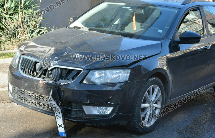 Водач на бус не успя да спре и се заби челно в кола