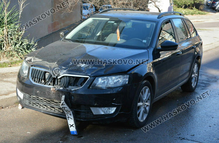 Водач на бус не успя да спре и се заби челно в кола