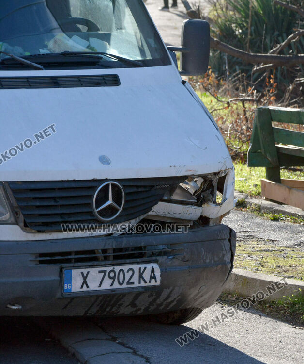 Водач на бус не успя да спре и се заби челно в кола