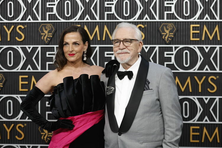 Море от черно заля сребристия килим на наградите "Еми"