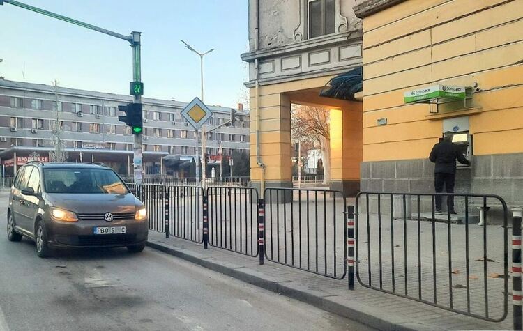 Ще накажат ли шофьора, който безочливо блокира кръстовище в Димитровград