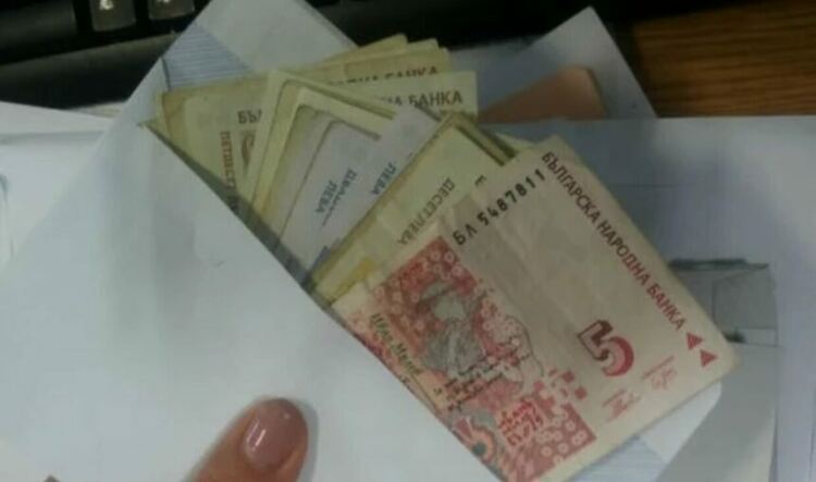 Мъж от Кърджали върна намерени пари в Хасково, търсят собственика им