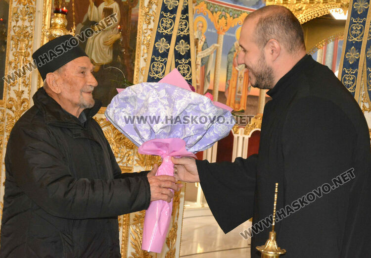 Най-възрастният отец в Хасковска духовна околия Антоний почерпи за имения си ден и пожела здраве на всички миряни