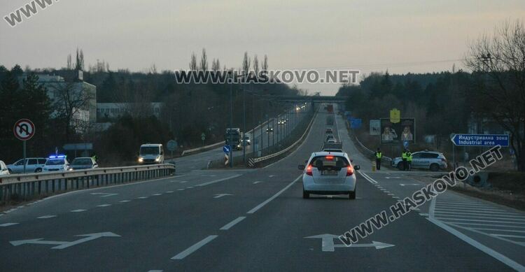 Георги Пеев сам на протест срещу поставянето на светофар за търговския център между Хасково и Димитровград