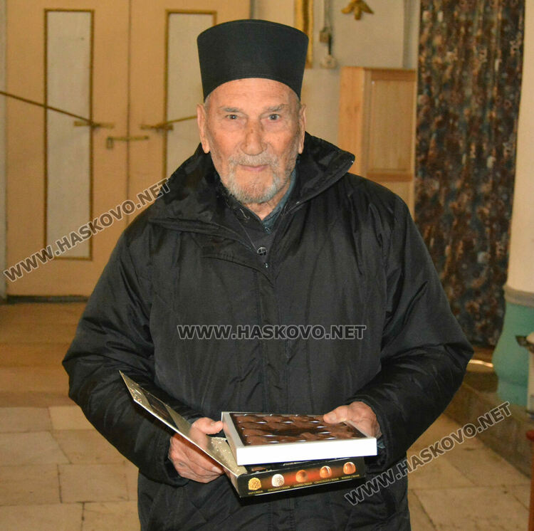 Най-възрастният отец в Хасковска духовна околия Антоний почерпи за имения си ден и пожела здраве на всички миряни
