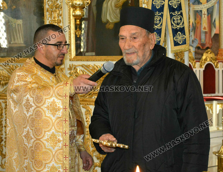 Най-възрастният отец в Хасковска духовна околия Антоний почерпи за имения си ден и пожела здраве на всички миряни