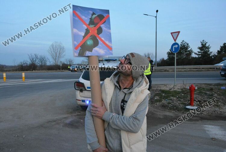 Георги Пеев сам на протест срещу поставянето на светофар за търговския център между Хасково и Димитровград