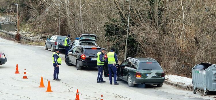При специализирана полицейска операция провериха 66 автомобила и 81 граждани