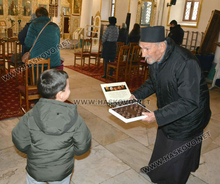 Най-възрастният отец в Хасковска духовна околия Антоний почерпи за имения си ден и пожела здраве на всички миряни