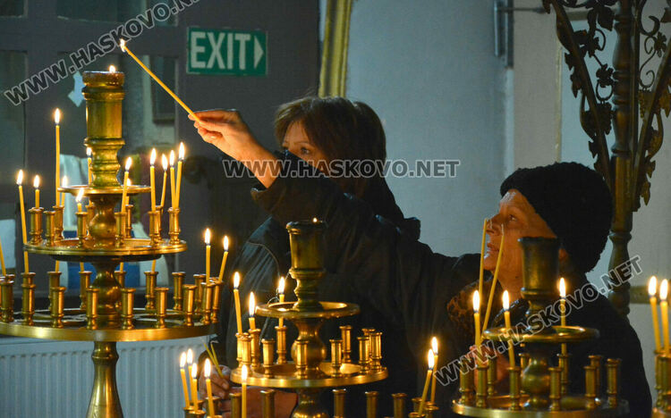 Най-възрастният отец в Хасковска духовна околия Антоний почерпи за имения си ден и пожела здраве на всички миряни