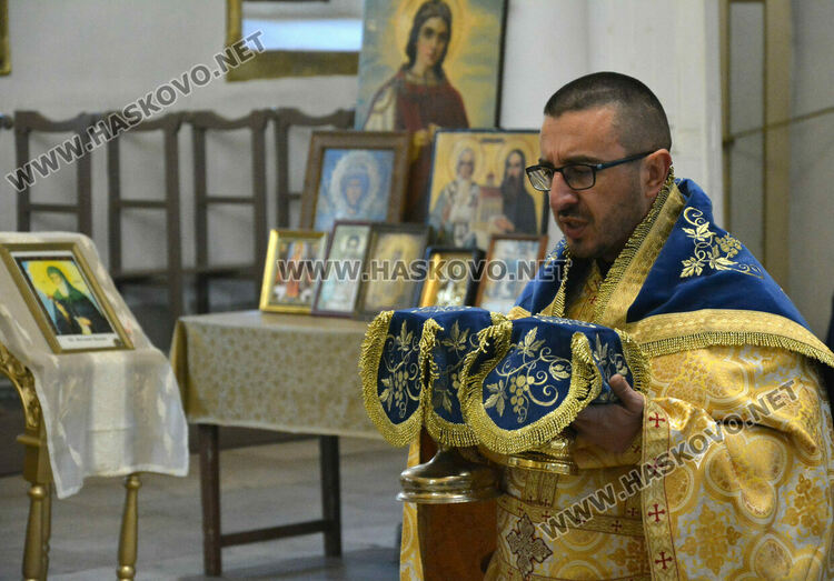 Най-възрастният отец в Хасковска духовна околия Антоний почерпи за имения си ден и пожела здраве на всички миряни