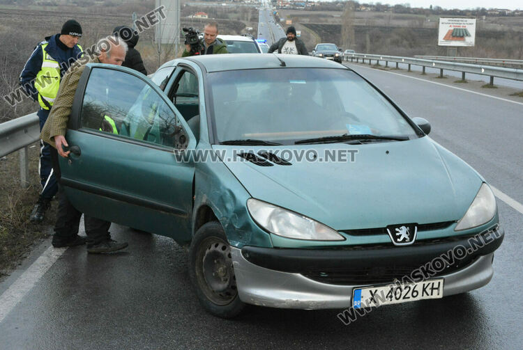Пежо и Мерцедес катастрофираха край Хасково при поздрав