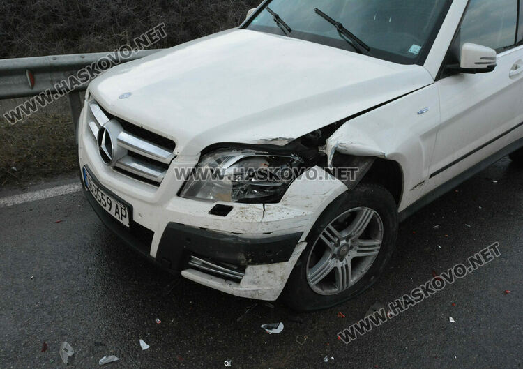 Пежо и Мерцедес катастрофираха край Хасково при поздрав