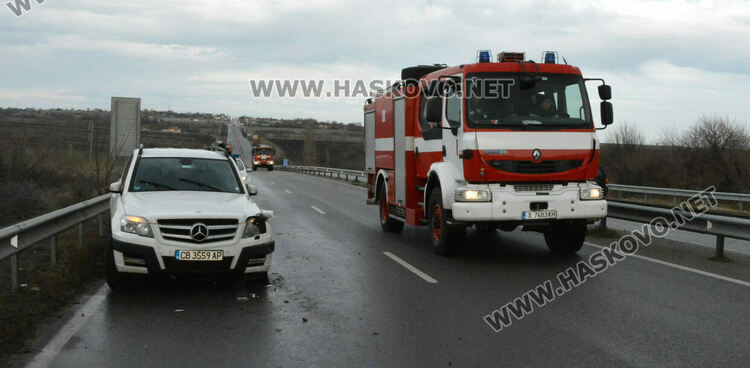 Пежо и Мерцедес катастрофираха край Хасково при поздрав