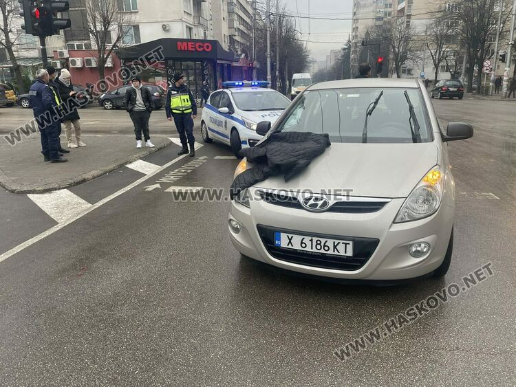 Водачка блъсна жена на пешеходна пътека на „Раковски“