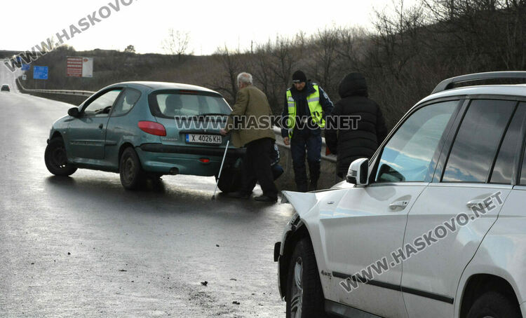 Пежо и Мерцедес катастрофираха край Хасково при поздрав