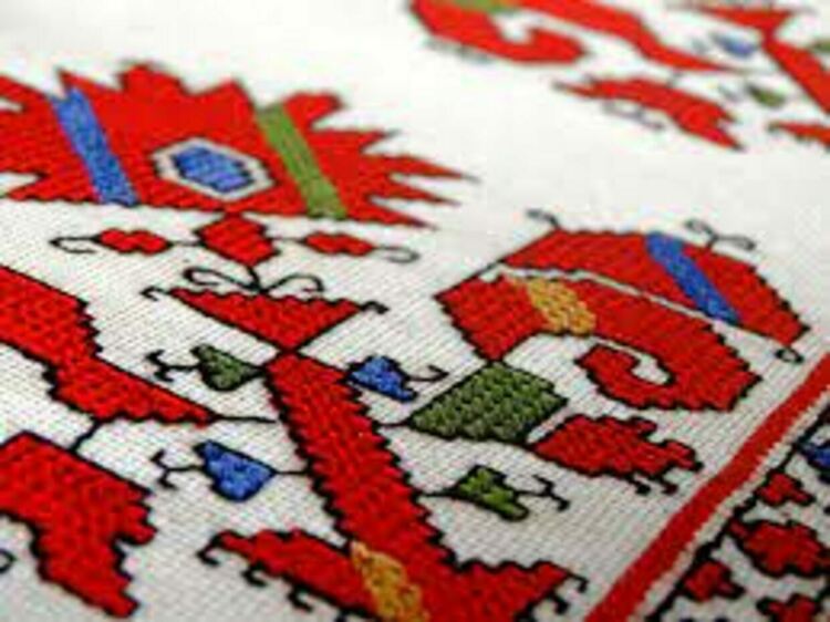 Изложба с бродирани творения представя в навечерието на фестивала „Сурва“ музеят в Перник