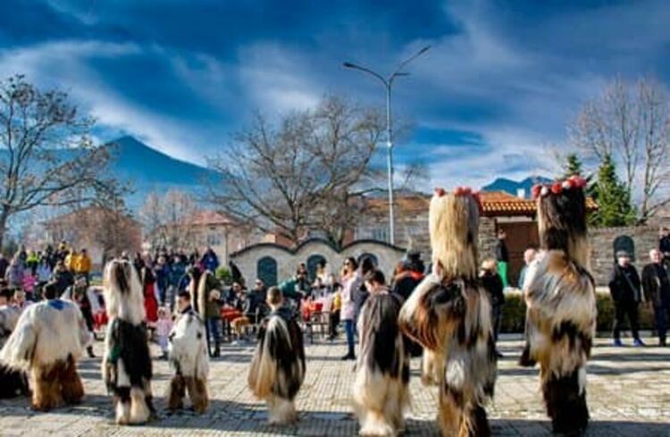 Етнофолк откриват Сурва в Радомир, бабугери гостуват за празника