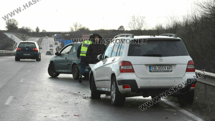 Пежо и Мерцедес катастрофираха край Хасково при поздрав