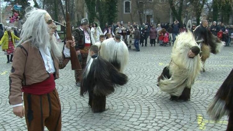 Етнофолк откриват Сурва в Радомир, бабугери гостуват за празника