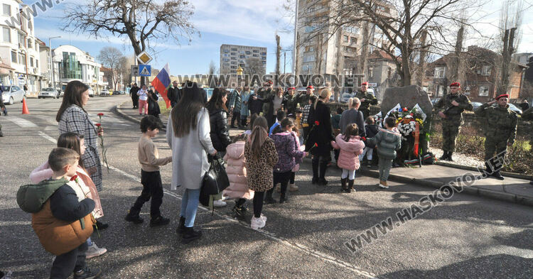 Венци и цветя за 146 г. от Освобождението на Хасково от османско владичество
