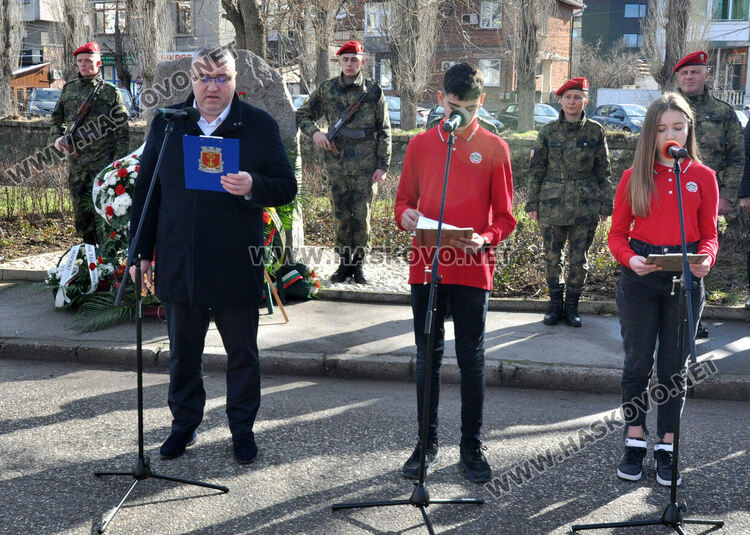 Венци и цветя за 146 г. от Освобождението на Хасково от османско владичество