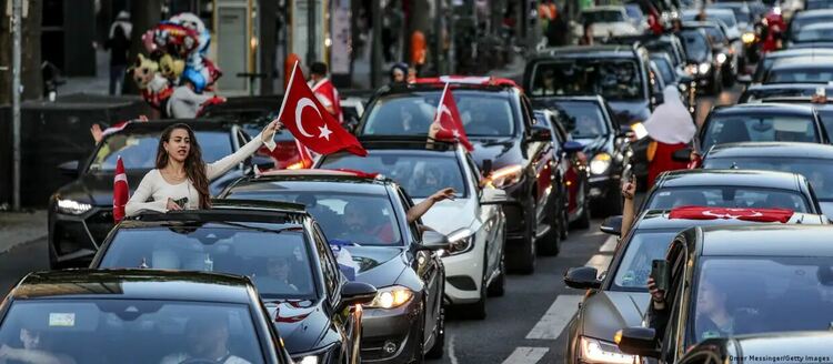 Симпатизанти на Ердоган в Германия празнуват изборната му победа в Турция