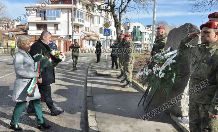 Венци и цветя за 146 г. от Освобождението на Хасково от османско владичество