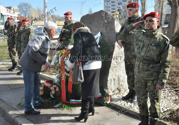 Венци и цветя за 146 г. от Освобождението на Хасково от османско владичество