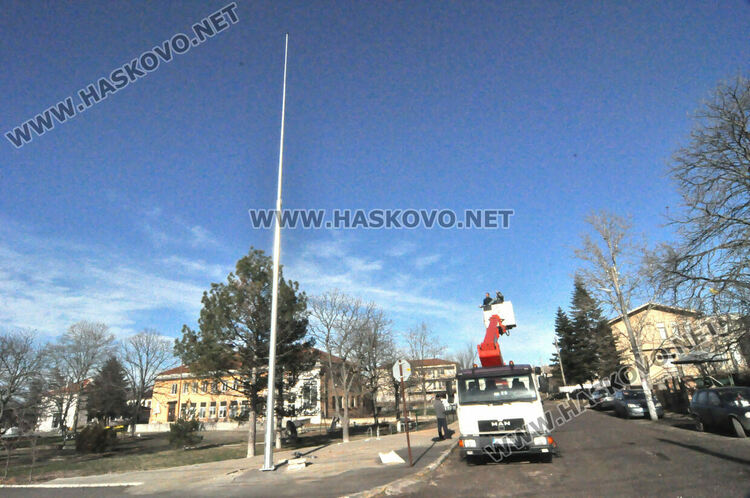 18-метров пилон за трибагреник издигнаха в Конуш