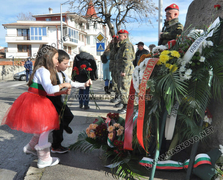 Венци и цветя за 146 г. от Освобождението на Хасково от османско владичество