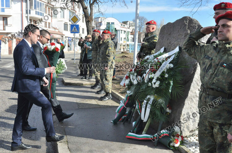 Венци и цветя за 146 г. от Освобождението на Хасково от османско владичество